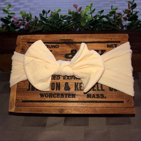New Cream colored bow headband baby toddler girl 0-4 - Picture 1 of 1